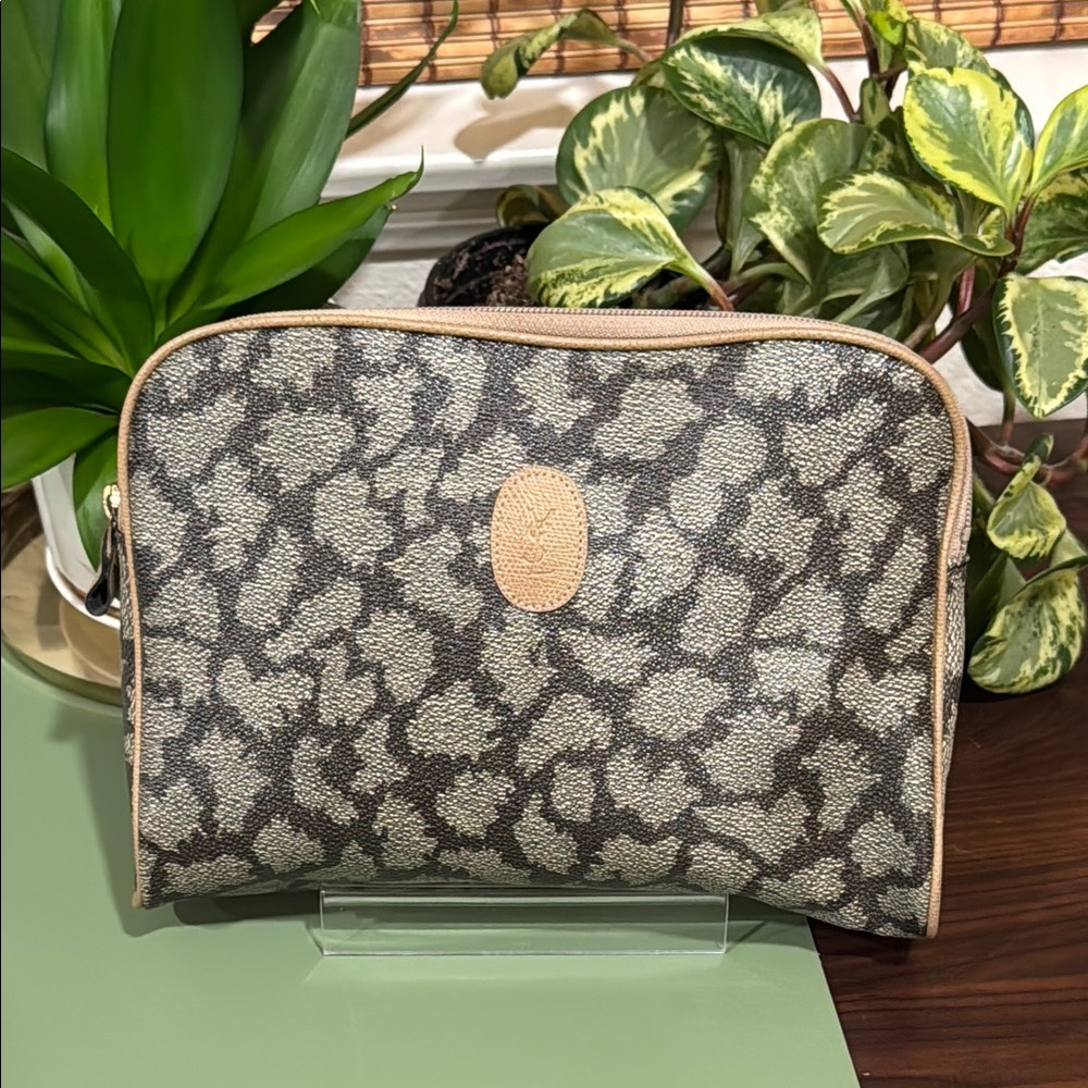 Yves Saint Laurent Gray and Tan Clutch with Giraffe 🦒 Print